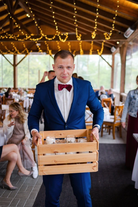 Svatebčan nese bednu s pivem na soutěž, farma Heroutice.