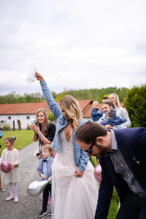 Nevěsta právě dopila svůj půlitr piva, farma Heroutice.