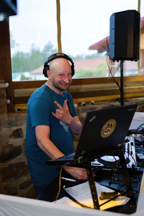 DJ na svatbě, farma Heroutice.