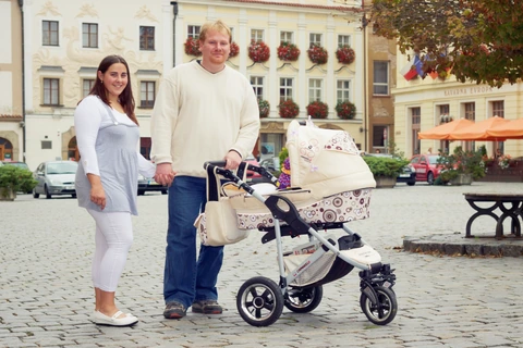 Iveta a Aleš s kočárkem