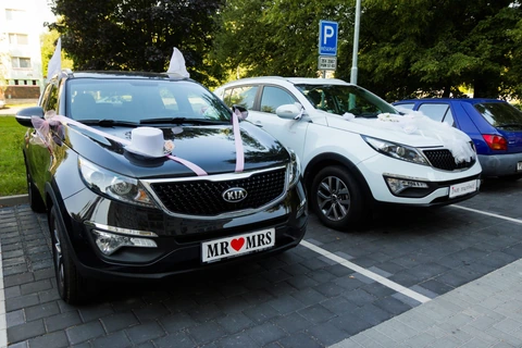 Ozdobené auta nevěsty a ženicha
