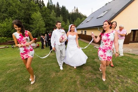 Nevěsta a ženich jsou odvádění od obřadu