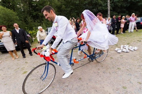 Jízda na dvojkole, svatební portrét
