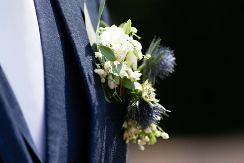 Detail ženichovy korsáže, fotovalek.cz