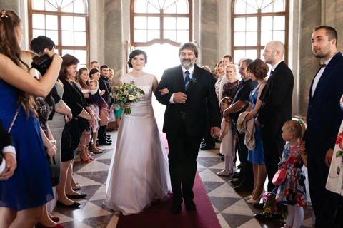 Tatínek vede nevěstu k oltáři