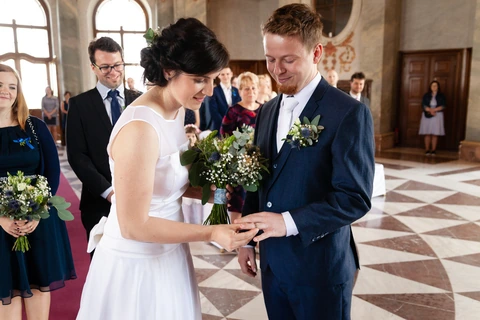 Nevěsta navléká ženichovi prstýnek, Mramorový sál