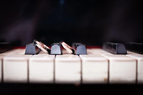 Svatební prstýnky na klaviatuře, detail