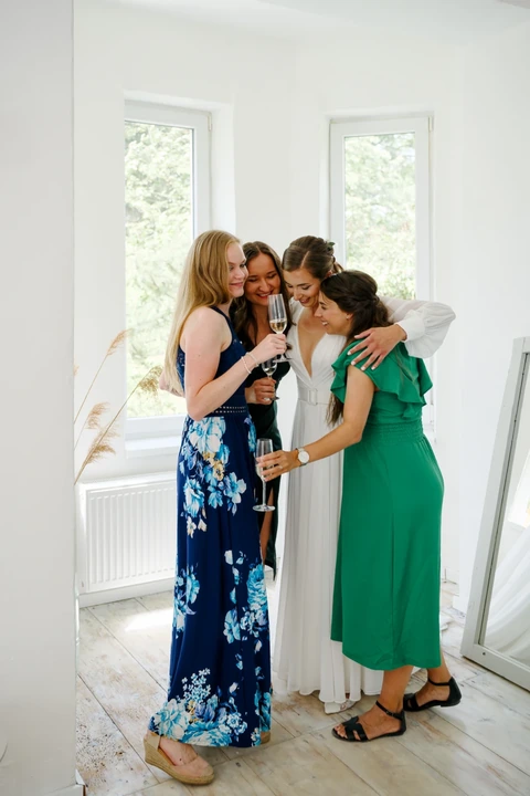 Nevěsta se objímá s kamarádkami, Villa Fresco