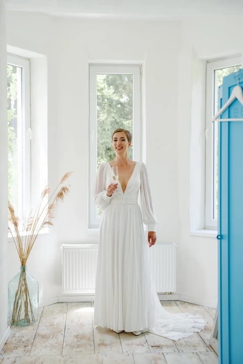 Nevěsta se skleničkou je připravena na obřad, Villa Fresco