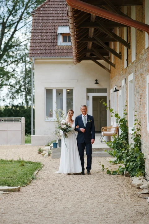 Nevěsta s tatínkem jdou k místu obřadu, Villa Fresco