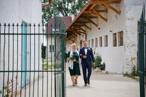 Maminka se ženichem jdou k místu obřadu, Villa Fresco