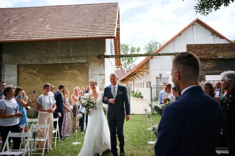 Tatínek vede nevěstu k obřadu, Villa Fresco