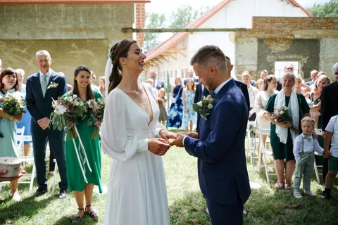 Ženich nasazuje nevěstě prstýnek, Villa Fresco