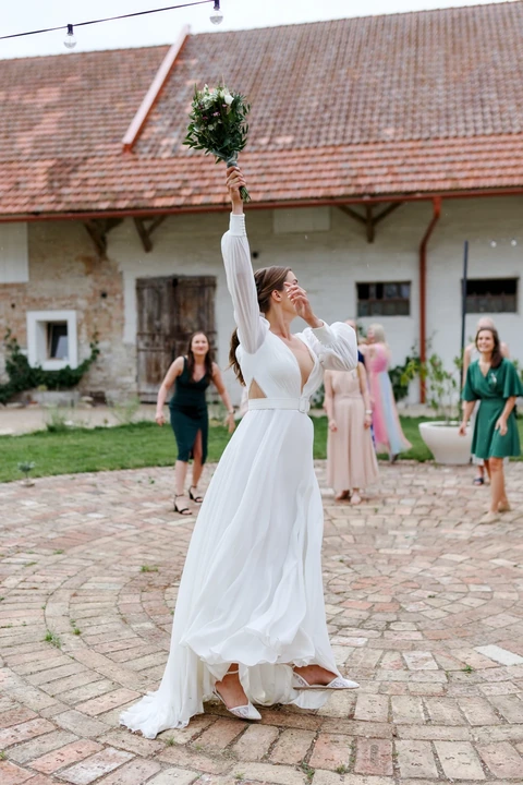 Nevěsta hází kytici, Villa Fresco