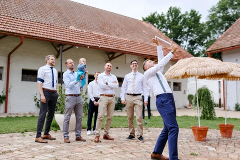 Ženich se připravuje vystřelit podvazek, Villa Fresco