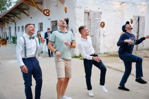 Ženich s hosty hraje svatební hru, Villa Fresco