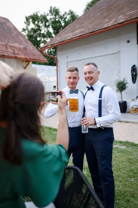 Ženich s kamarádem se fotí, Villa Fresco