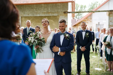 Novomanželé se smějí během obřadu, Villa Fresco