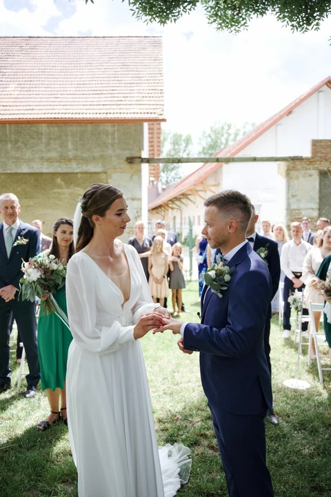 Nevěsta nasazuje ženichovi prstýnek, Villa Fresco