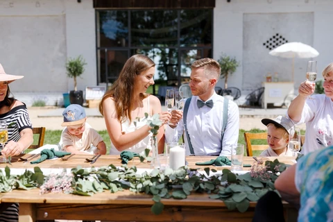 Novomanželé si připíjí u svatební tabule, Villa Fresco