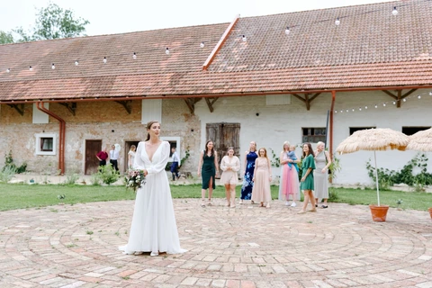Nevěsta se chystá hodit kytici, Villa Fresco