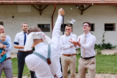 Ženich střílí podvazek, Villa Fresco