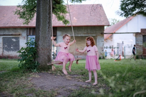 Holčičky se houpou na houpačce, Villa Fresco