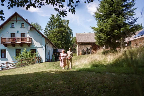 Maminka vede ženicha k místu obřadu, svatba Stanský mlýn