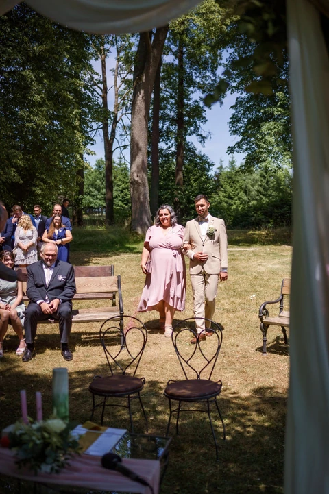 Maminka vede ženicha k místu obřadu, svatba Stanský mlýn