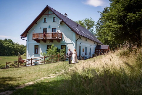 Tatínek vede nevěstu k místu obřadu, svatba Stanský mlýn