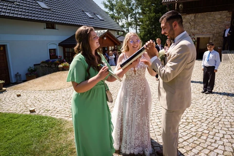 Ženich zkouší hrát na flétnu, svatba Stanský mlýn