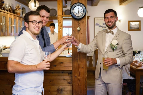 Přípitek ženicha s kamarády, svatba Stanský mlýn