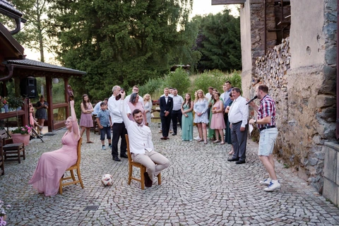 Novomanželé hrají svatební kvíz, svatba Stanský mlýn
