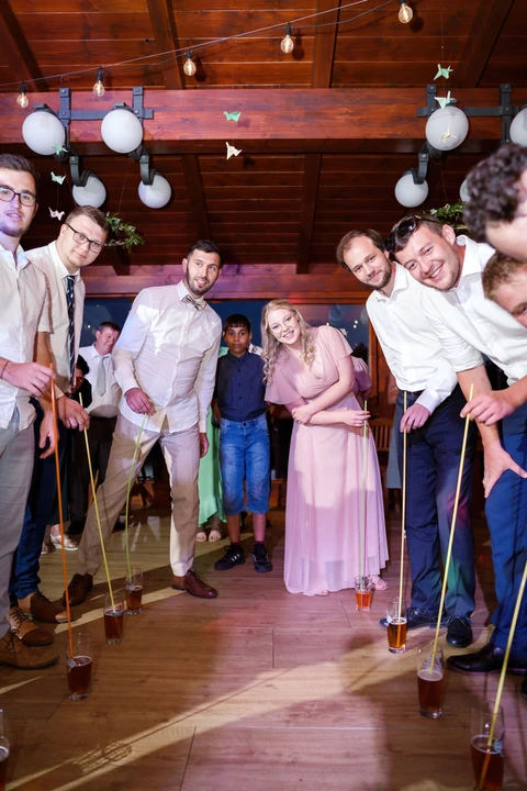 Svatební hra, pití drinků dlouhými brčky