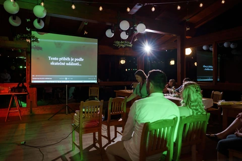 Nevěsta se ženichem koukají na video, svatba Stanský mlýn
