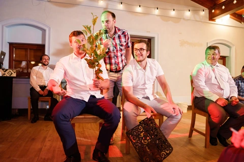 Svatební hra, svatební host drží větev stromu