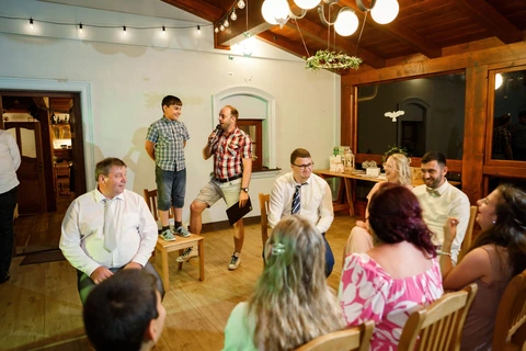 DJ se ptá malého kluka stojícího na židli, svatební hra