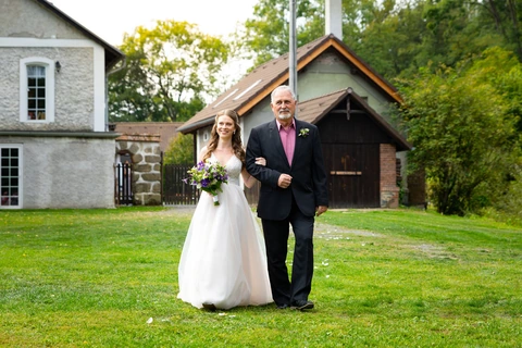 Tatínek vede nevěstu na obřad, Paběnický mlýn