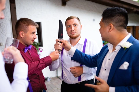 Ženich kouká s nožem na kameramana, Paběnický mlýn