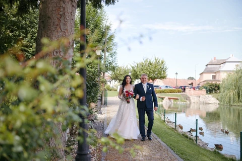 Nevěsta s tatínkem u jezírka, Dašické sklepy