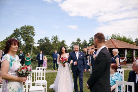 Tatínek vede nevěstu k místu obřadu, Dašické sklepy
