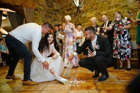 Novomanželé zametají střepy, Dašické sklepy