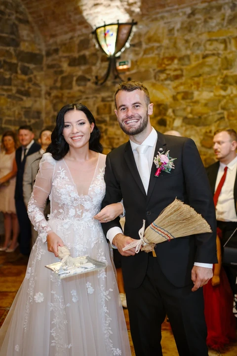 Novomanželé se smějí po zametání střepů, Dašické sklepy