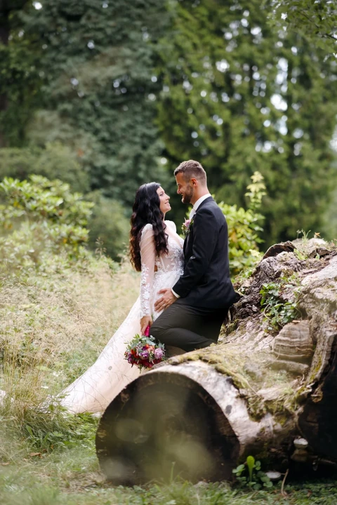 Portrét novomanželů u kmenu padlého stromu, park Slatiňany
