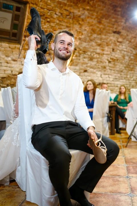 Ženich zvedá botu a směje se