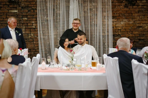 Novomanželé se chystají jíst polévku, Dašické sklepy
