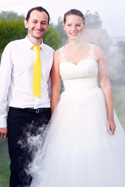 Nevěsta a ženich, fotka s dýmovnicí