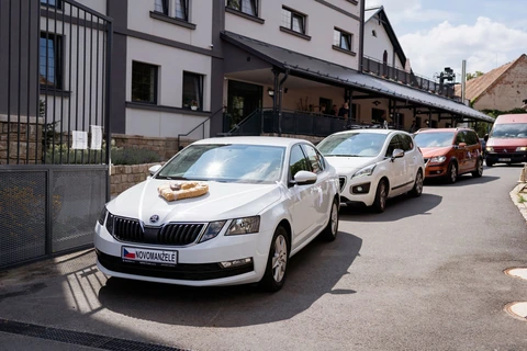 Svatební kolona aut, pivovar Tupadly