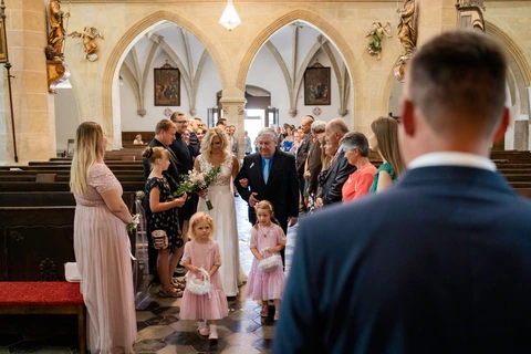 Tatínek vede nevěstu k oltáři, kostel sv. Petra a Pavla