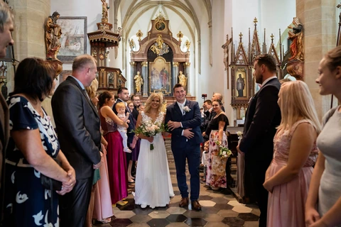 Ženich kráčí s nevěstou špalírem, kostel sv. Petra a Pavla